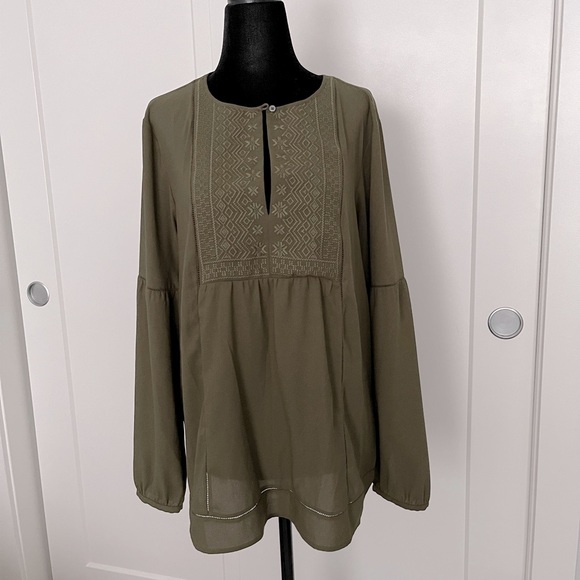 4𝒇𝒐𝒓$50 Long sleeve olive green blouse sizeS/M - Picture 2 of 4